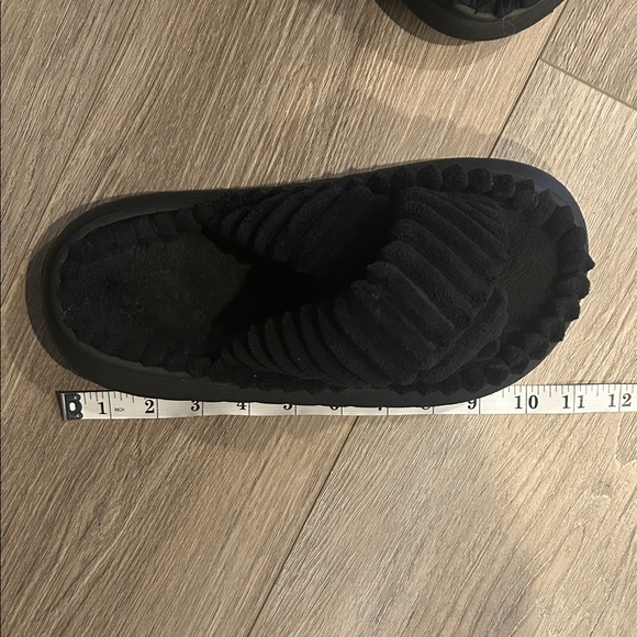 Black Fuzzy Sandal Slippers with criss cross‎ design size 40-41 (Women’s 9-10) - Picture 4 of 6